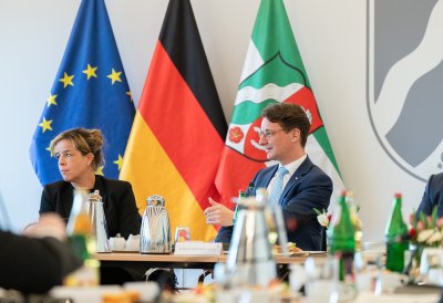 Ministerpräsident Hendrik Wüst und Wirtschaftsministerin Mona Neubaur im Gespräch mit den Vertretern und Vertreterinnen der  nordrhein-westfälischen Industrie