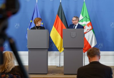 Justizminister Limbach und die Opferbeauftragte Havliza sprechen auf der Pressekonferenz am Rednerpult