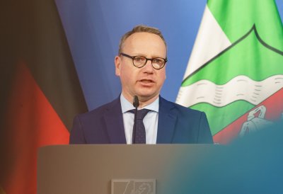 Justizminister Limbach spricht am Rednerpult