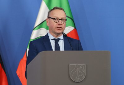 Justizminister Limbach spricht am Rednerpult