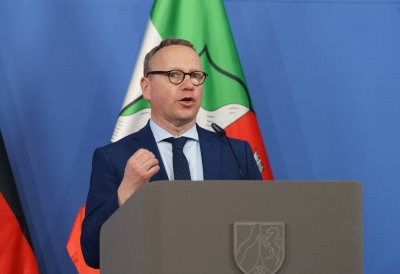 Justizminister Limbach spricht am Rednerpult und gestikuliert