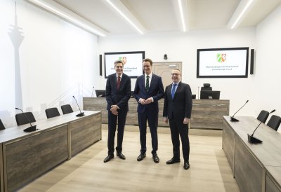 Gruppenfoto im Gerichtssaal