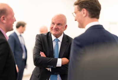 Ministerpräsident Hendrick Wüst spricht mit Vertretern der US-Wirtschaft in der Staatskanzlei