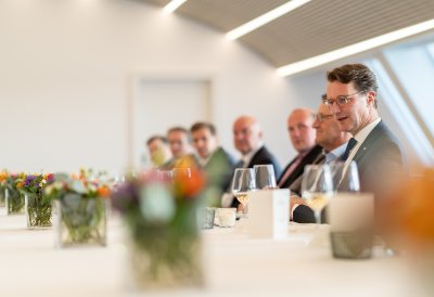 Ministerpräsident Hendrick Wüst spricht mit Vertretern der US-Wirtschaft in der Staatskanzlei