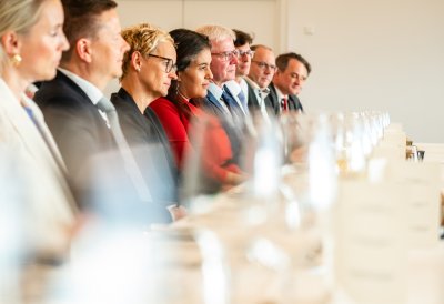 US-Generalkonsulin, Preeti V. Shah sitzt an der festlich gedeckten Tafel mit Vertretern der US-Wirtschaft