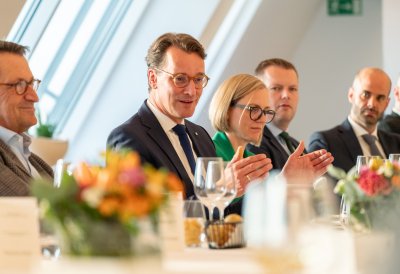 Ministerpräsident Hendrick Wüst spricht mit Vertretern der US-Wirtschaft in der Staatskanzlei