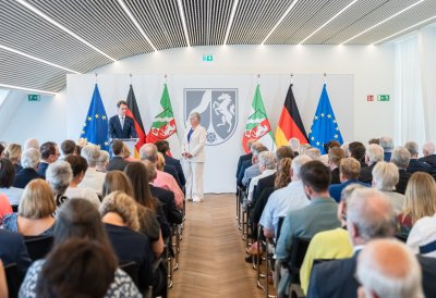 Ministerpräsident Hendrik Wüst verleiht den Verdienstorden des Landes Nordrhein-Westfalen an 15 Persönlichkeiten