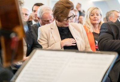 Preisträgerin Christel Höink drapiert ihre Auszeichnung