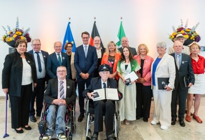 Ministerpräsident Hendrik Wüst  mit den Preisträger Karl-Heinz Sandbaumhüter und Freunden