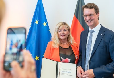 Ministerpräsident Hendrik mit den Preisträgerin Inge Losch-Engler