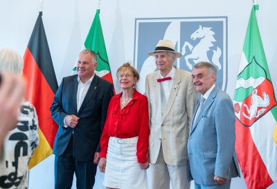 Ministerpräsident Hendrik mit den Preisträgern Wicze Braun und Wolfgang Brudes aus Leichlingen 