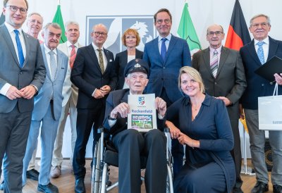 Ministerpräsident Hendrik mit den Preisträger Karl-Heinz Sandbaumhüter und Freunden