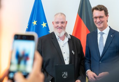 Ministerpräsident Hendrik mit den Preisträger Holger Brandenburg