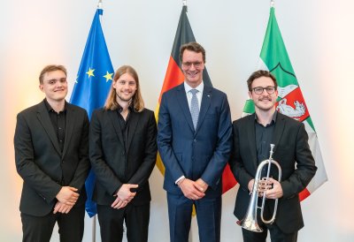 Ministerpräsident Hendrik mit den Musikern des JugendJazzOrchester NRW