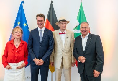 Ministerpräsident Hendrik mit den Preisträgern Wicze Braun und Wolfgang Brudes aus Leichlingen 