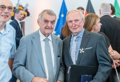 Innenminister Reul mit dem PreisträgerPaul Ribbeck