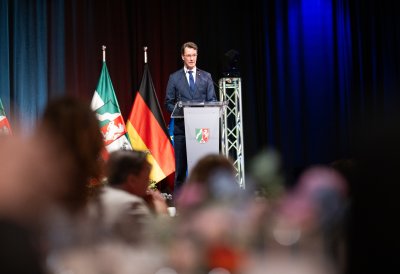 Ministerpräsident Wüst hält eine Rede