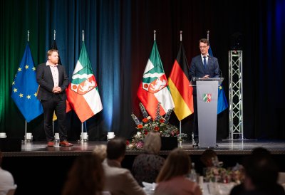 Urkundenübergabe auf der Bühne