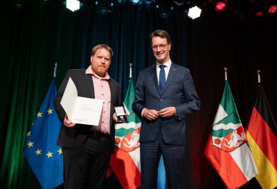 Urkundenübergabe auf der Bühne