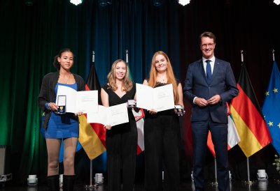 Urkundenübergabe auf der Bühne