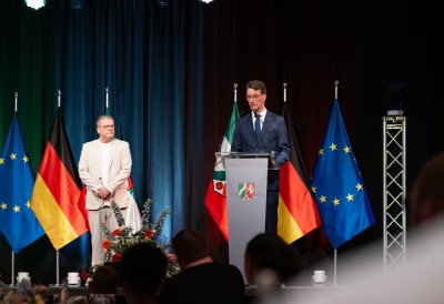 Urkundenübergabe auf der Bühne