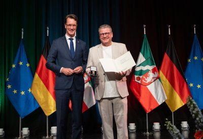 Urkundenübergabe auf der Bühne