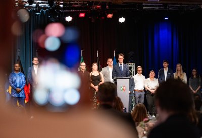 Urkundenübergabe auf der Bühne