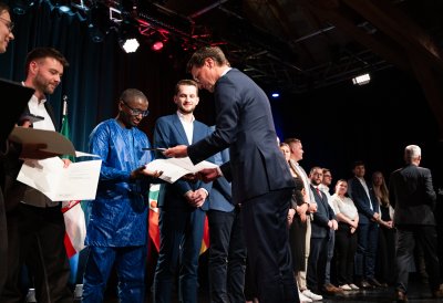 Urkundenübergabe auf der Bühne