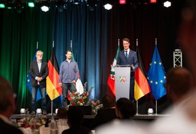 Urkundenübergabe auf der Bühne