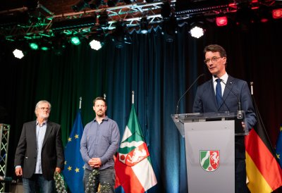 Urkundenübergabe auf der Bühne