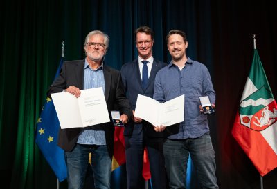 Urkundenübergabe auf der Bühne