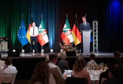 Urkundenübergabe auf der Bühne