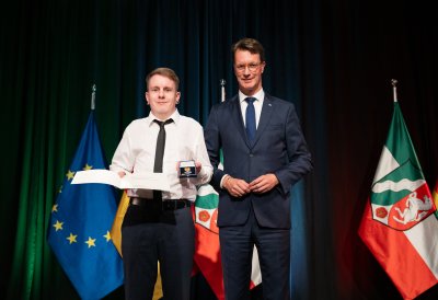 Urkundenübergabe auf der Bühne