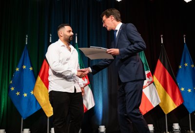 Urkundenübergabe auf der Bühne