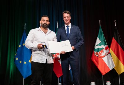 Urkundenübergabe auf der Bühne