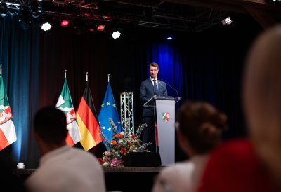 Ministerpräsident Wüst hält eine Rede