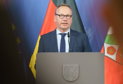 Der Justizminister am Rednerpult während der Pressekonferenz
