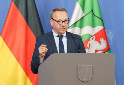Der Justizminister am Rednerpult während der Pressekonferenz