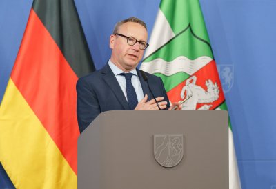Der Justizminister am Rednerpult während der Pressekonferenz