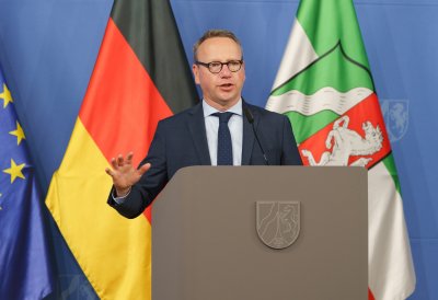 Der Justizminister am Rednerpult während der Pressekonferenz