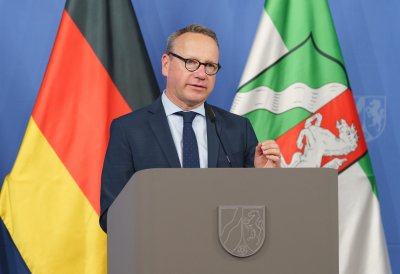 Der Justizminister am Rednerpult während der Pressekonferenz