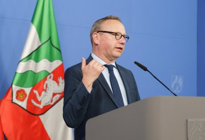 Der Justizminister am Rednerpult während der Pressekonferenz