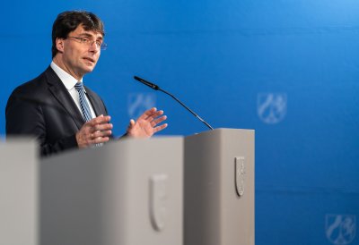 Finanzminister Dr. Marcus Optendrenk steht am Rednerpult