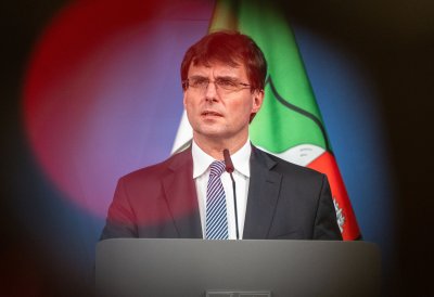 Finanzminister Dr. Marcus Optendrenk steht am Rednerpult