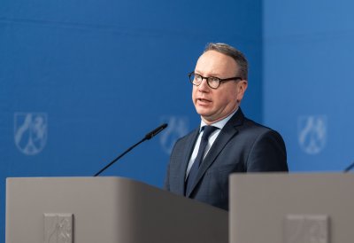 Justizminister Dr. Benjamin Limbach steht am Rednerpult