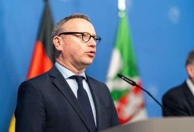 Justizminister Dr. Benjamin Limbach steht am Rednerpult