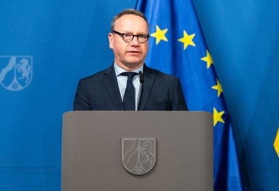 Justizminister Dr. Benjamin Limbach steht am Rednerpult