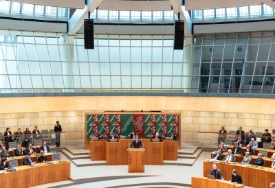 Nordrhein-Westfalen weiter auf klarem Kurs: Haushalt setzt Schwerpunkte auf Bildung, Sicherheit, starke Kommunen und Zukunftsinvestitionen