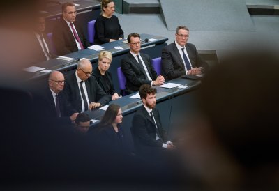 Hendrick Wüst sitzt neben den anderen geladenen Gästen und hört aufmerksam zu