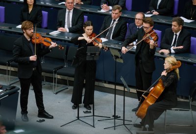 Musiker mit Violine, Bratsche und Cello spielen im Bundestag